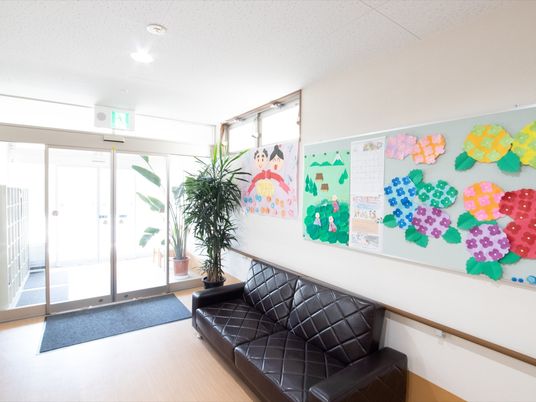 エントランスの植物と掲示物