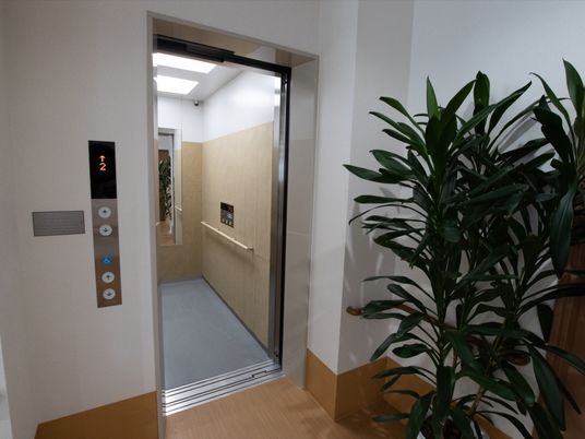 明るいエレベーターホール