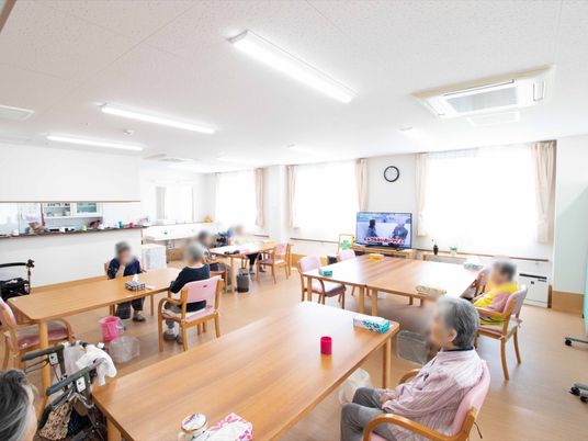 広々とした明るい食堂