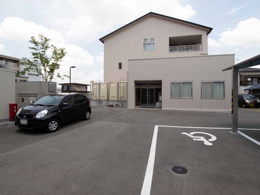 広々とした駐車場のある建物