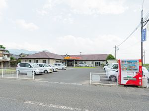 広々とした駐車場の施設外観