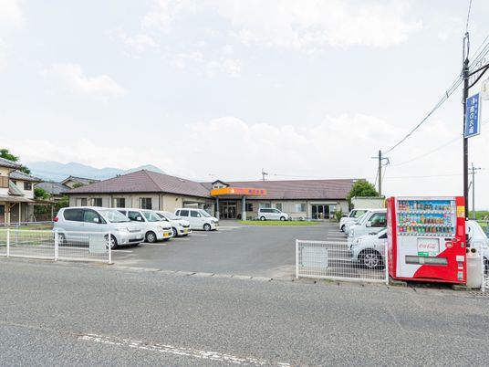 広々とした駐車場の施設外観