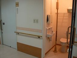 バリアフリーな洗面所設備