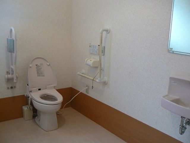 バリアフリー設計のトイレ トイレ 手すり付きで安全なトイレ空間です。清潔感があり、使いやすさを考えた設計になっています。