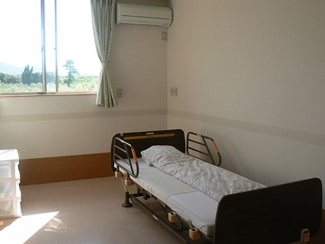 明るい個室の居室 居室 日差しが心地よい居室は、快適な個人空間を提供します。窓際の景色もまた、日々の潤いになることでしょう。