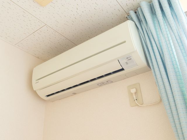 エアコン設置された室内 空調設備 快適な温度で過ごせるよう、室内にはエアコンが設置されておりますので、一年中快適にお仕事が可能です。
