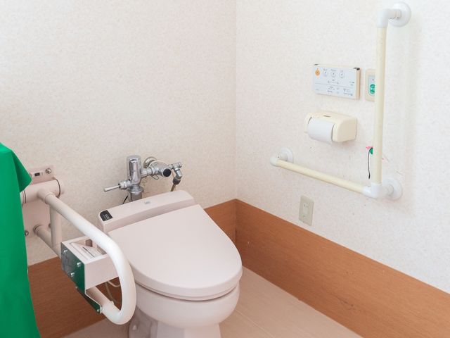 バリアフリートイレ設備 トイレ 手すり付きの安全なトイレです。清潔で使いやすい環境が、毎日の快適さに繋がっています。