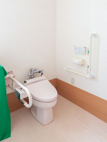 バリアフリートイレ設備 トイレ 手すり付きの安全なトイレです。清潔で使いやすい環境が、毎日の快適さに繋がっています。