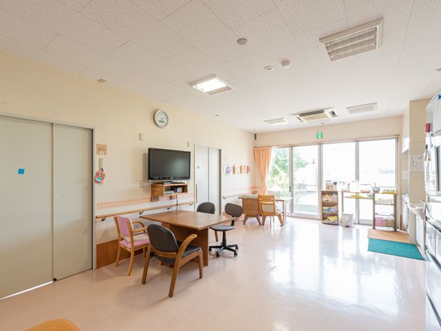 明るい共有リビング空間 共有スペース 広々とした共有エリアではテレビを観ながらのんびり過ごすことができ、窓辺からは光が差し込んでいます。