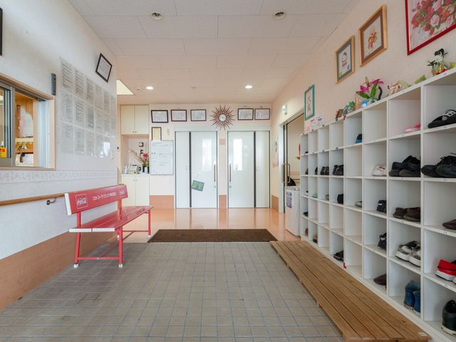 入り口付近の明るい空間 玄関 靴を整理できる広々とした棚と快適なベンチが備えられた、開放的なエントランスです。清潔感のある待合スペースが皆さまをお出迎えします。