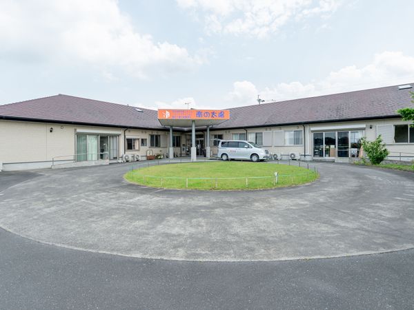 明るい建物の正面入口
