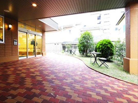 明るいエントランスと庭