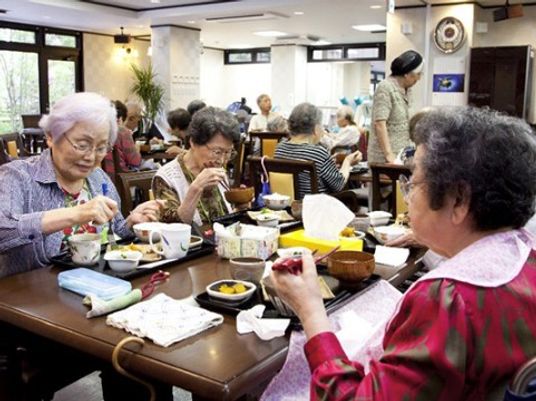 明るい食堂での食事風景