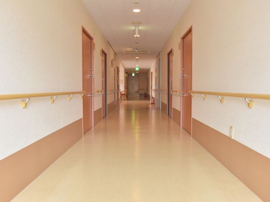 廊下の清潔感ある風景