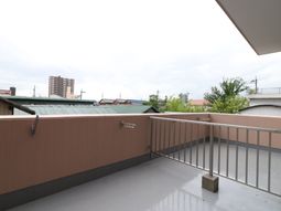 広々としたバルコニー空間