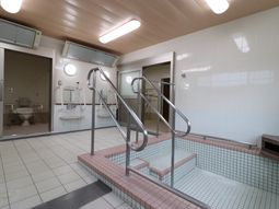 手すり付きの浴室スペース