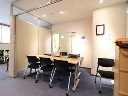 シンプルな会議室