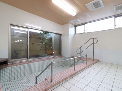 バリアフリー設計の浴室
