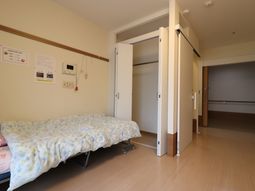 明るい居室の様子