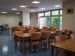 ダイニングテーブルと椅子