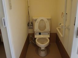 手すり付きのトイレ空間