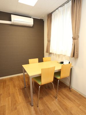 木目調のきれいな休憩室