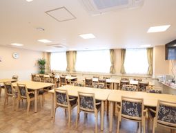 明るい食堂の様子