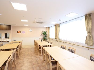 広々とした明るいダイニング