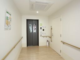 白壁と木目調の廊下