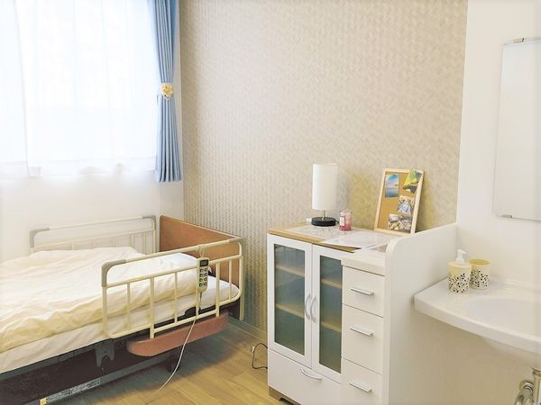 明るい個室の居室