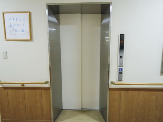 清潔感あるエレベーター前