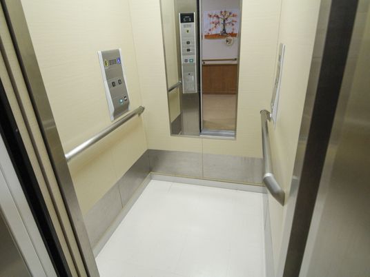 清潔なエレベーター内部
