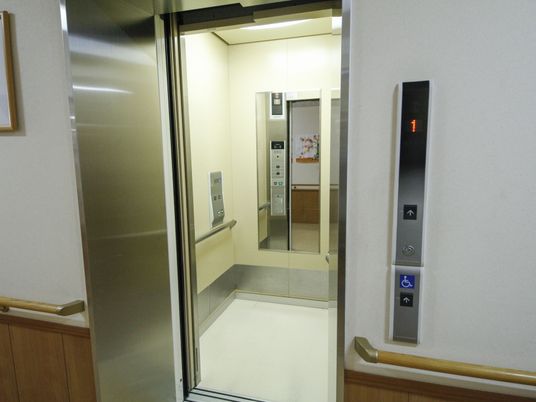 清潔なエレベーターホール