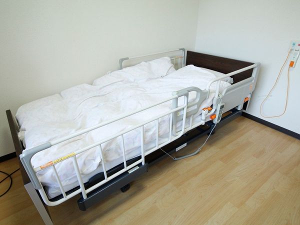 清潔なベッドのある部屋