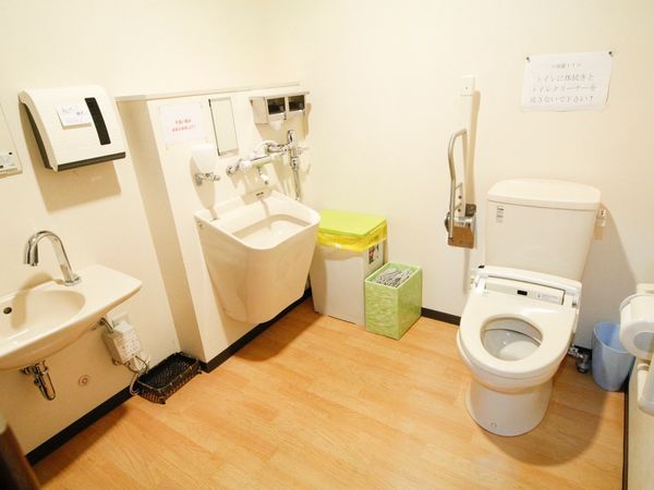 清潔なトイレの一室