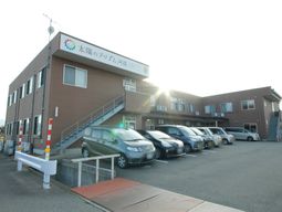 施設外観と駐車場