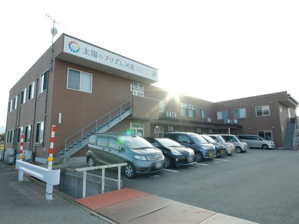 施設外観と駐車場