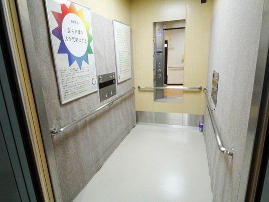 明るい廊下とエレベーター