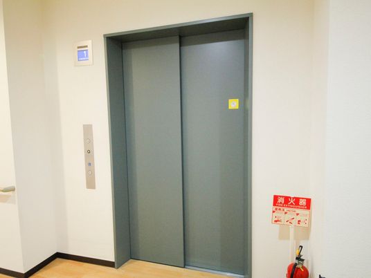 シンプルなエレベーター前