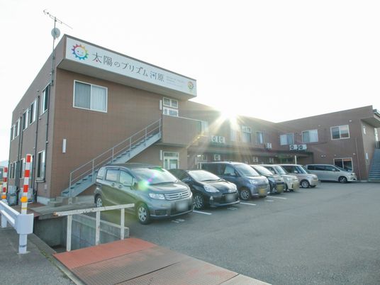 日差しの中の建物外観