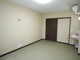 シンプルな居室の一角