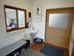 エントランスのベンチと洗面台