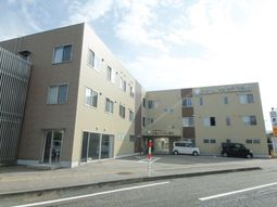 明るい外観の建物