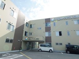 明るい外観の建物エントランス