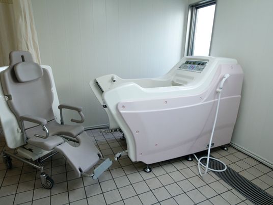 機能性を備えた浴槽とシャワー椅子