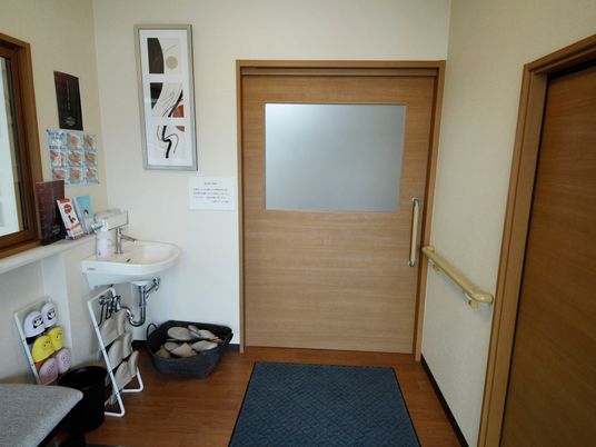 入口付近の洗面台付き空間