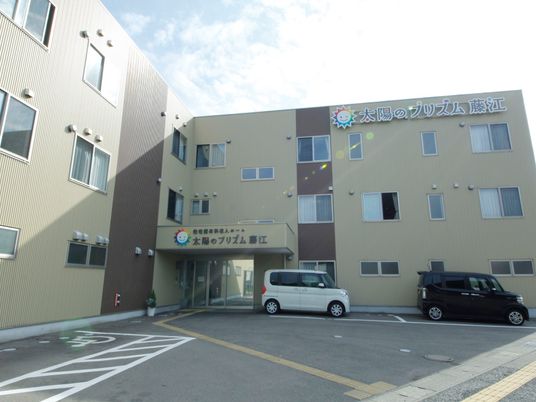広々とした施設の正面外観