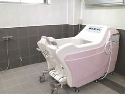 ピンク色の特殊浴槽