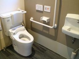 手すり付きの清潔なトイレ