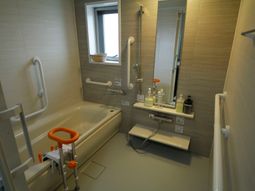 バリアフリーの浴室設備